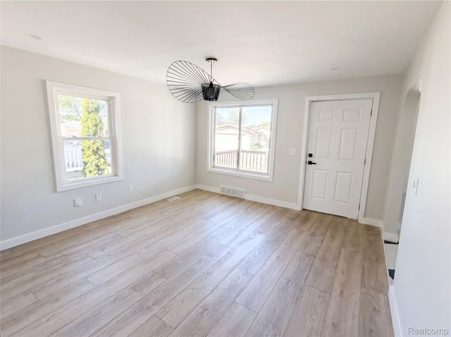 492 Algene Street, Lake Orion Village, MI 48362