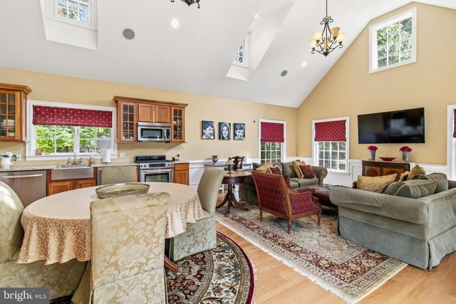 107 E MILL RD, Flourtown, PA 19031