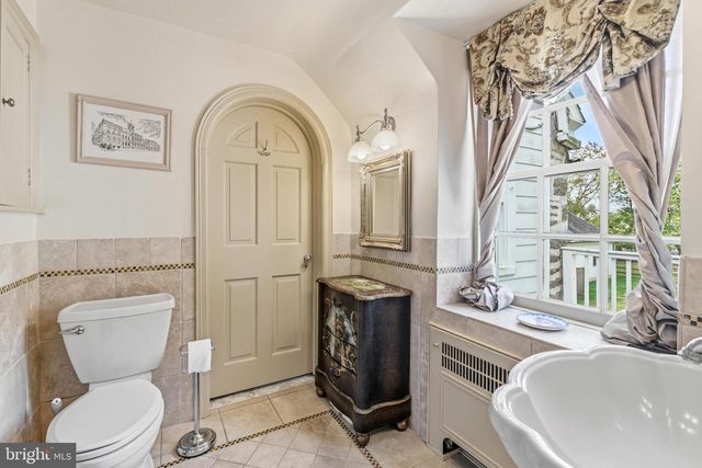 107 E MILL RD, Flourtown, PA 19031