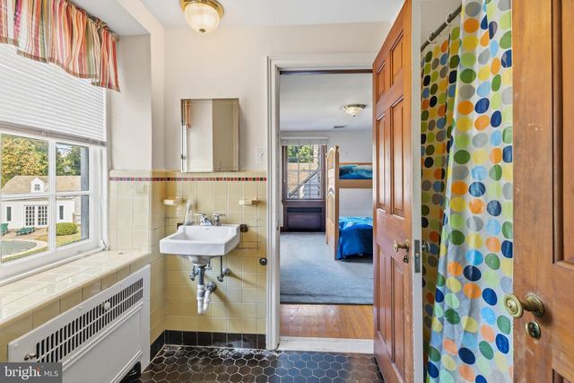 107 E MILL RD, Flourtown, PA 19031