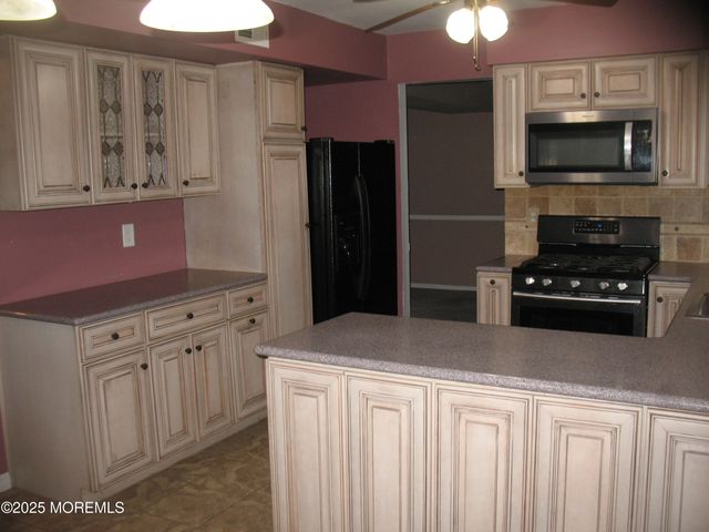 32 Appletree Road, Howell, NJ 07731