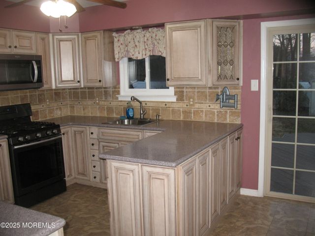 32 Appletree Road, Howell, NJ 07731