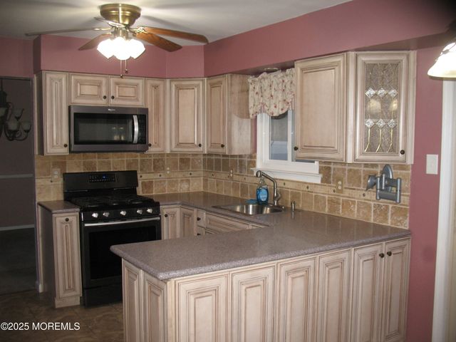 32 Appletree Road, Howell, NJ 07731