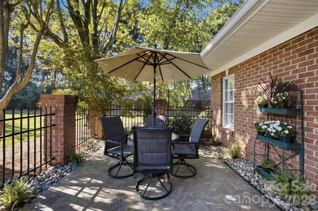 7424 Hurstbourne Green Drive, Charlotte, NC 28277