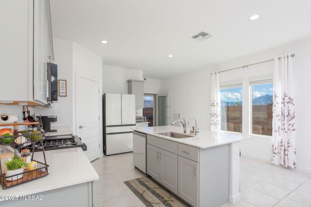 12871 E Joffroy Drive, Vail, AZ 85641