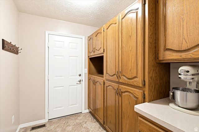 1466 OAKRIDGE DR, Layton, UT 84040