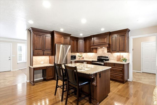 1466 OAKRIDGE DR, Layton, UT 84040