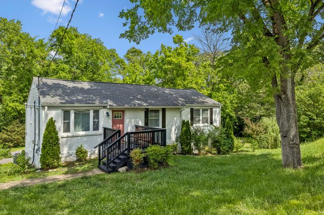 300 Finley Dr, Nashville, TN 37217