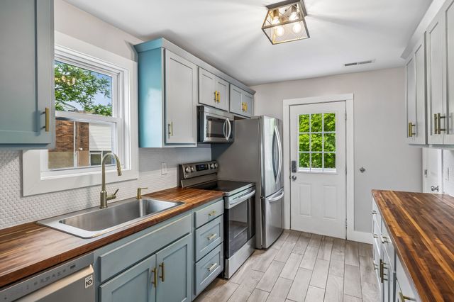 300 Finley Dr, Nashville, TN 37217