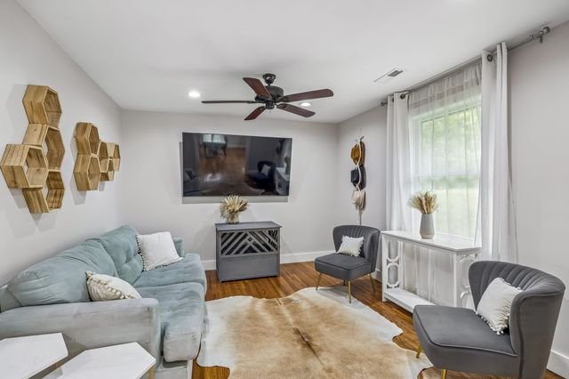 300 Finley Dr, Nashville, TN 37217