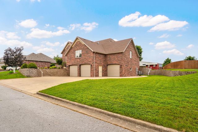 2001 N 7th Avenue, Ozark, MO 65721