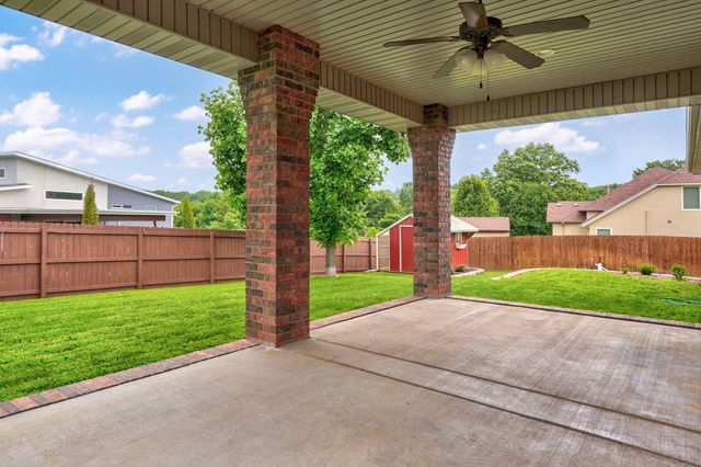 2001 N 7th Avenue, Ozark, MO 65721