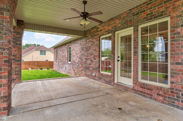 2001 N 7th Avenue, Ozark, MO 65721
