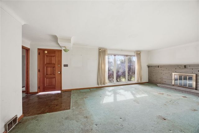 4104 Burnsire Dr, Irwin, PA 15642
