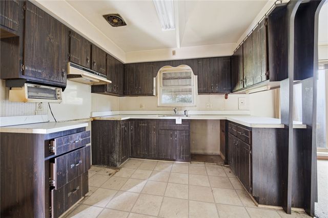 4104 Burnsire Dr, Irwin, PA 15642