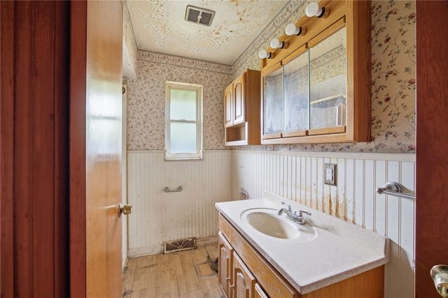 4104 Burnsire Dr, Irwin, PA 15642