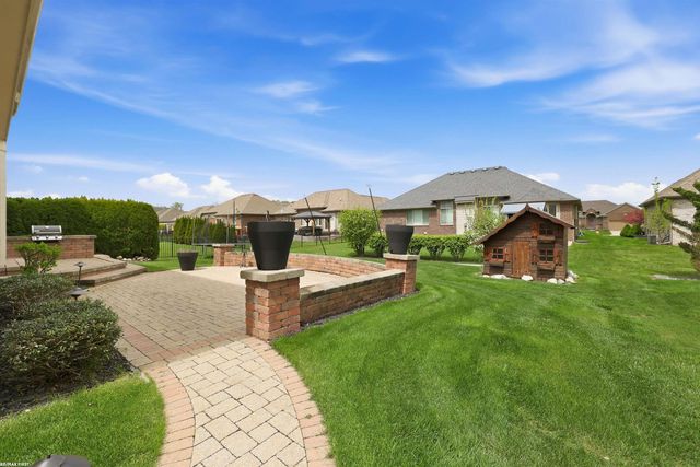 16465 Bishopsgate Drive, Macomb Twp, MI 48044