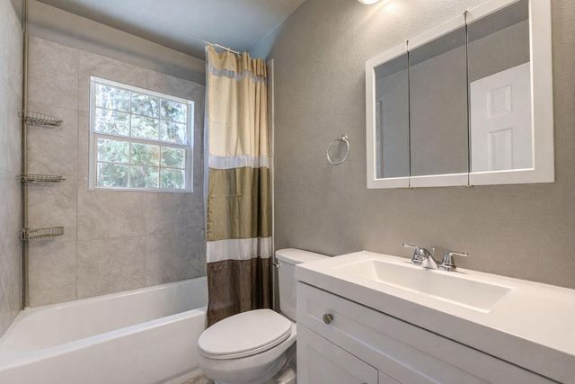 6387 Oak Knoll Road, Montgomery, TX 77316