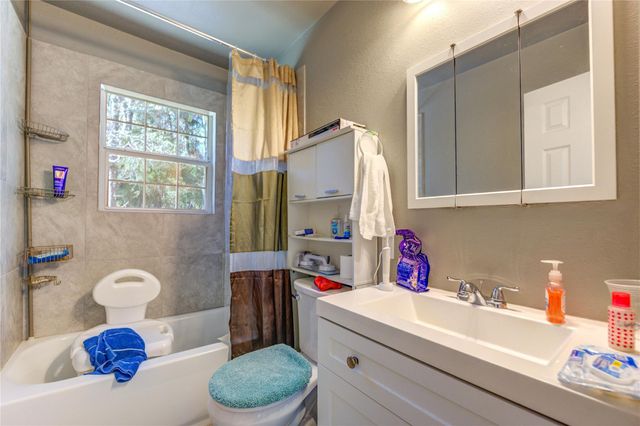 6387 Oak Knoll Road, Montgomery, TX 77316