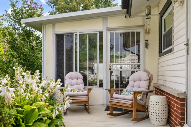 298 Peach Tree Lane, Elk Grove Village, IL 60007