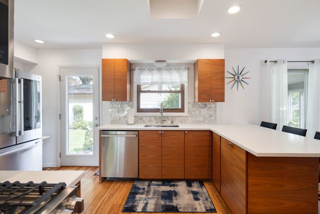 298 Peach Tree Lane, Elk Grove Village, IL 60007