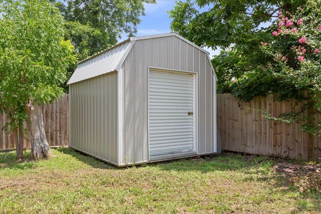 102 E Southland Avenue, Marlin, TX 76661