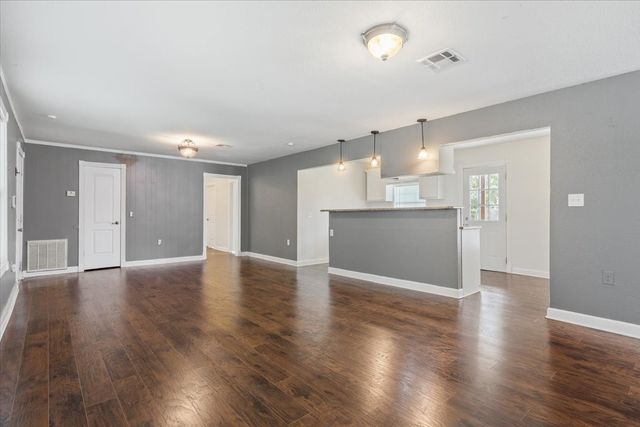 102 E Southland Avenue, Marlin, TX 76661