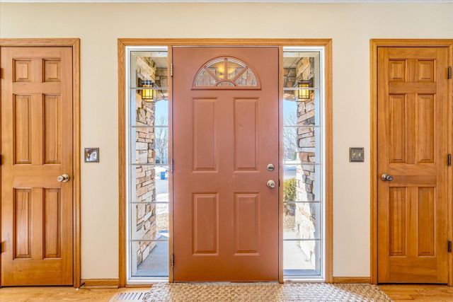 585 High Ridge Circle, Mendota Heights, MN 55118