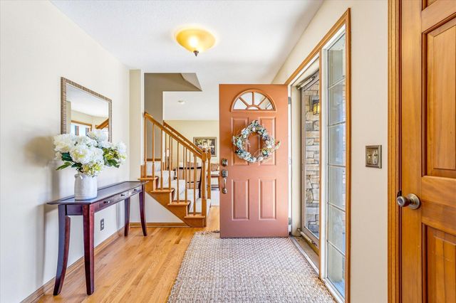 585 High Ridge Circle, Mendota Heights, MN 55118