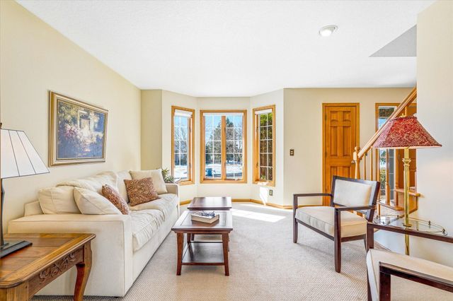 585 High Ridge Circle, Mendota Heights, MN 55118