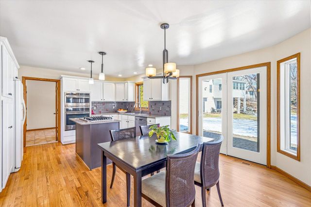 585 High Ridge Circle, Mendota Heights, MN 55118