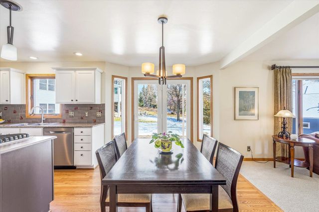 585 High Ridge Circle, Mendota Heights, MN 55118