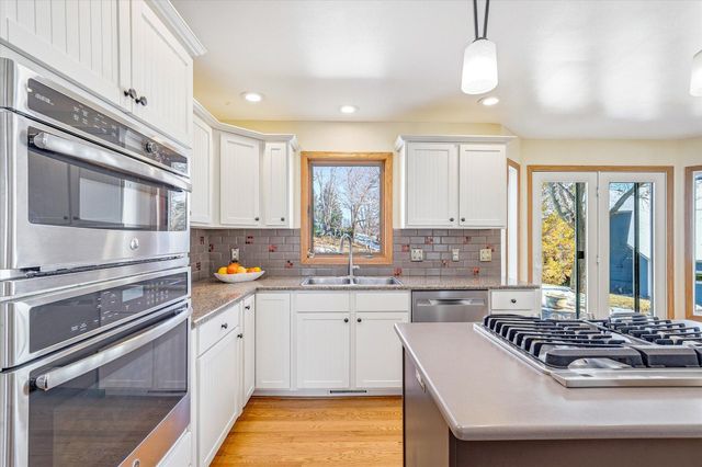 585 High Ridge Circle, Mendota Heights, MN 55118