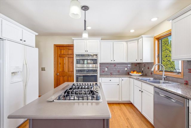 585 High Ridge Circle, Mendota Heights, MN 55118