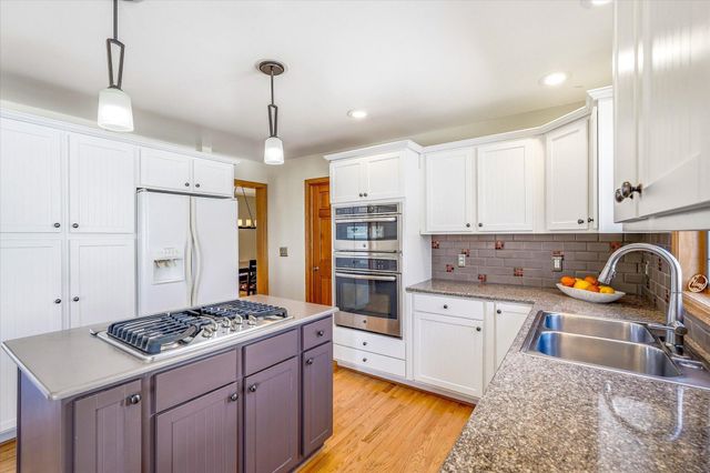 585 High Ridge Circle, Mendota Heights, MN 55118