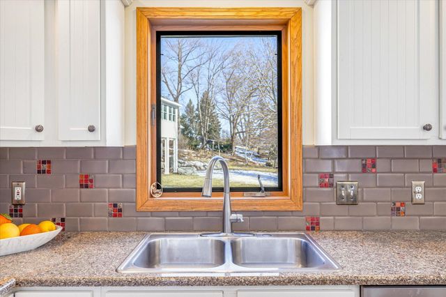 585 High Ridge Circle, Mendota Heights, MN 55118