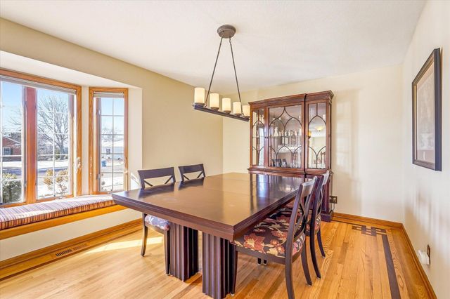 585 High Ridge Circle, Mendota Heights, MN 55118