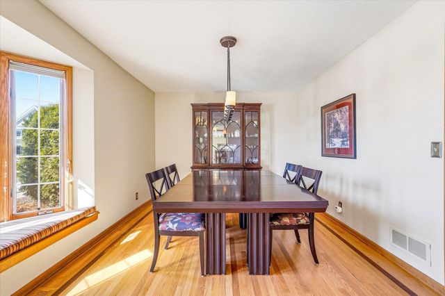 585 High Ridge Circle, Mendota Heights, MN 55118