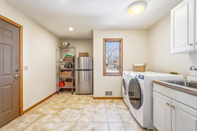 585 High Ridge Circle, Mendota Heights, MN 55118