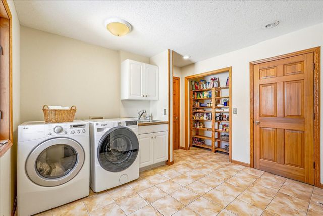 585 High Ridge Circle, Mendota Heights, MN 55118