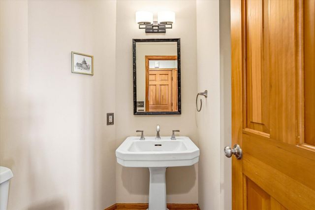 585 High Ridge Circle, Mendota Heights, MN 55118