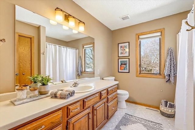 585 High Ridge Circle, Mendota Heights, MN 55118