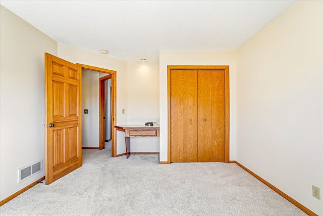 585 High Ridge Circle, Mendota Heights, MN 55118