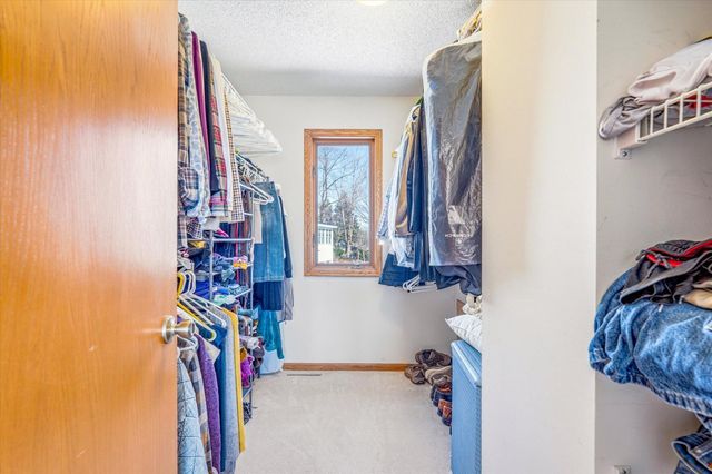 585 High Ridge Circle, Mendota Heights, MN 55118