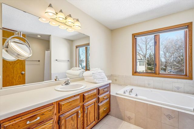 585 High Ridge Circle, Mendota Heights, MN 55118