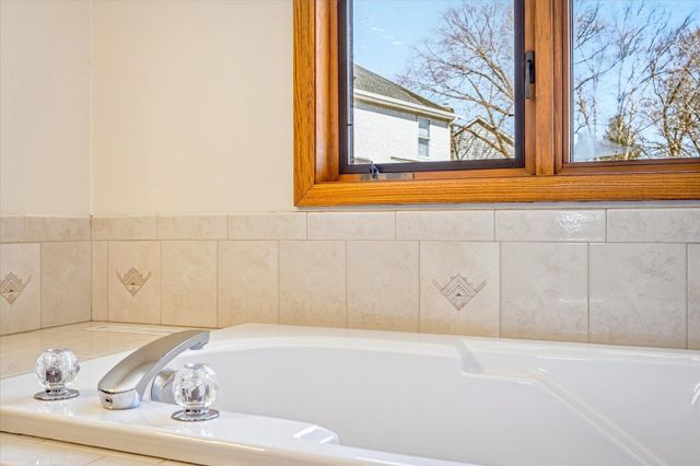 585 High Ridge Circle, Mendota Heights, MN 55118