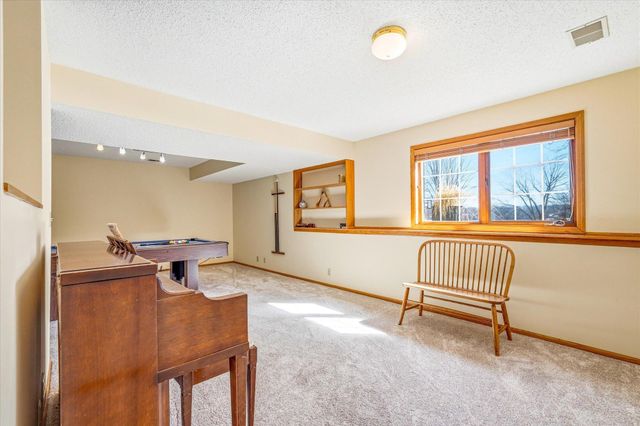 585 High Ridge Circle, Mendota Heights, MN 55118