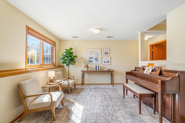 585 High Ridge Circle, Mendota Heights, MN 55118