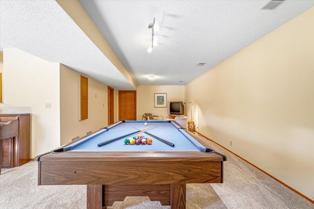 585 High Ridge Circle, Mendota Heights, MN 55118