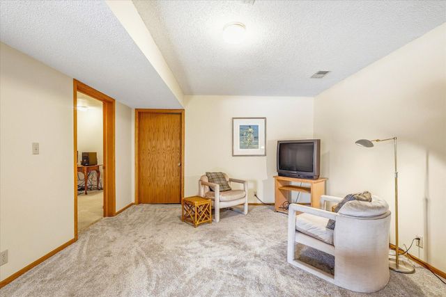 585 High Ridge Circle, Mendota Heights, MN 55118